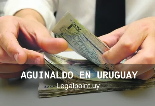 dos manos contando billetes de 500 pesos uruguayos