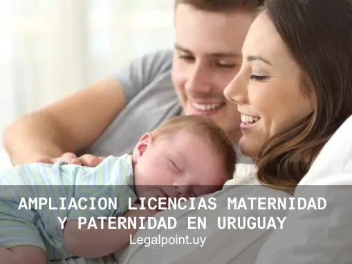padre y madre sonriendo felices con un recién nacido en brazos