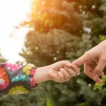 imagen de hombre agarrando la mano de su hija