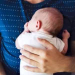 imagen de un hombre con su pequeño en brazos