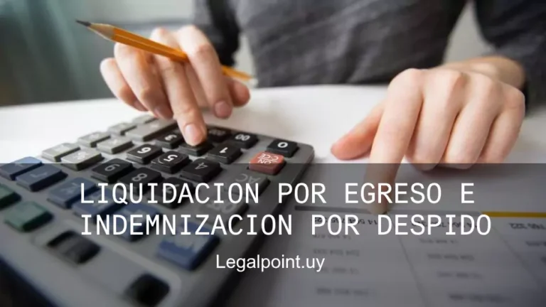 mano haciendo cálculos en una calculadora