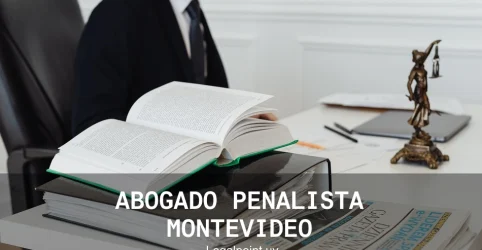 abogados penalistas en Montevideo un abogado frente a libros legales y una balanza de la igualdad