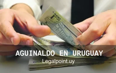 dos manos contando billetes de 500 pesos uruguayos